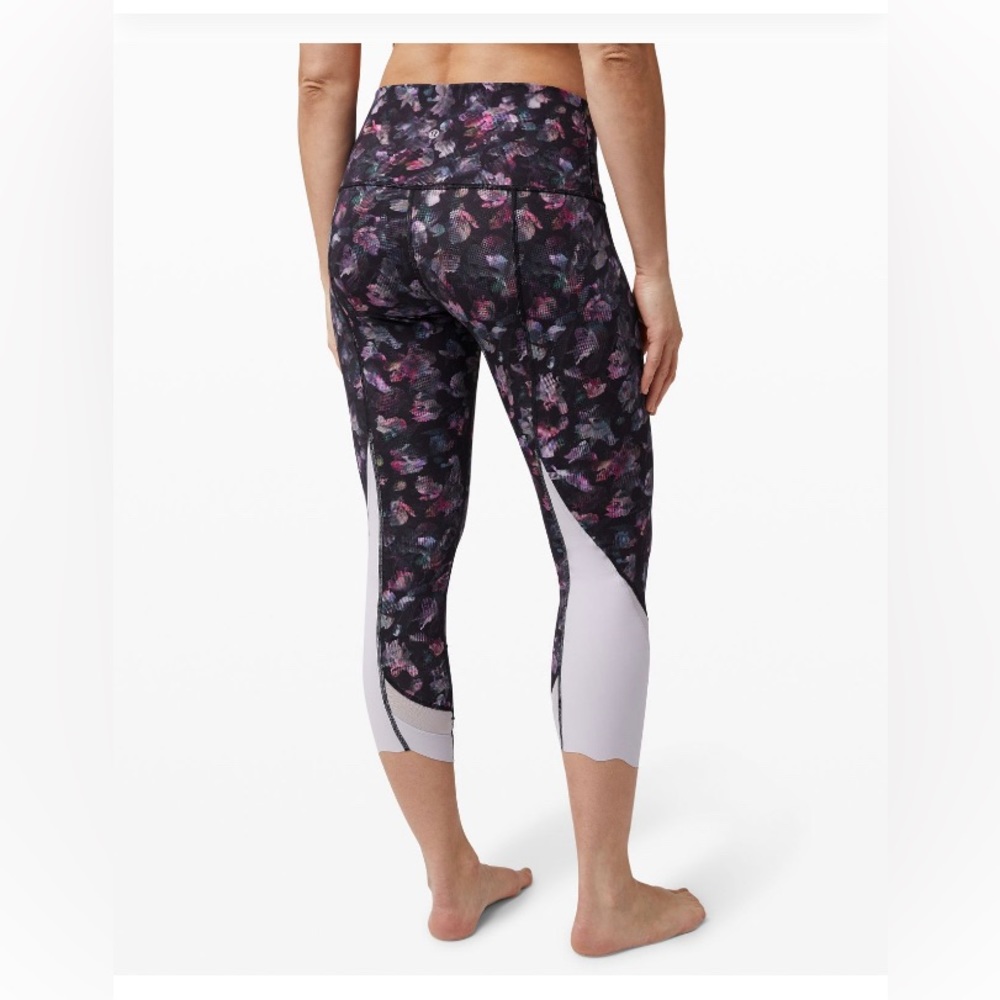 ADORABLE Wunder Under Scalloped Hem High-Rise Crop 23" Size 10.